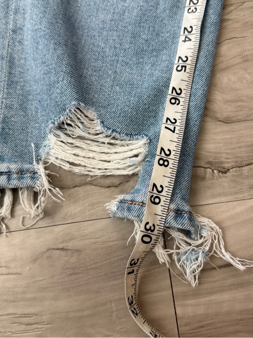 American Eagle Mom Jean Light Wash Distressed Denim Jeans Women’s Size 8 Long - Picture 8 of 9